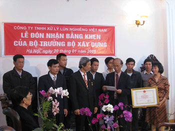 Cty TNHH Xử lý lún nghiêng Việt Nam đón nhận bằng khen của Bộ trưởng Bộ Xây dựng
