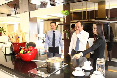 Các doanh nhân Việt Nam thăm quan khu nhà mẫu Sunrise City.