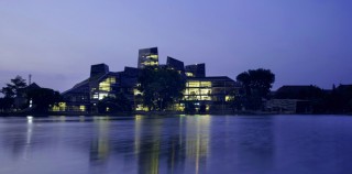 Thư viện trung tâm Đại học Indonesia nhìn từ hồ nước vào ban đêm (nguồn: ArchDaily) Trung tâm thư viện Đại học Indonesia