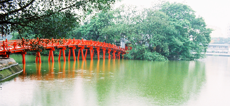 Cầu Thê Húc không chỉ là một tác phẩm nghệ thuật kiến trúc mà còn là nguồn cảm hứng trong thơ ca, nhiếp ảnh....