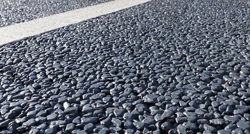 Cận cảnh lớp bêtông siêu thấm phủ trên bề mặt đường.