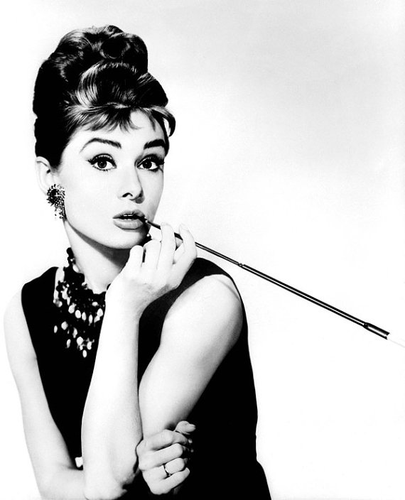 Audrey Hepburn - biểu tượng lớn của thời trang thế kỉ 20, cho tới nay những bộ trang phục bà mặc vẫn là nguồn cảm hứng cho các nhà thiết kế và các tín đồ thời trang trên toàn thế giới