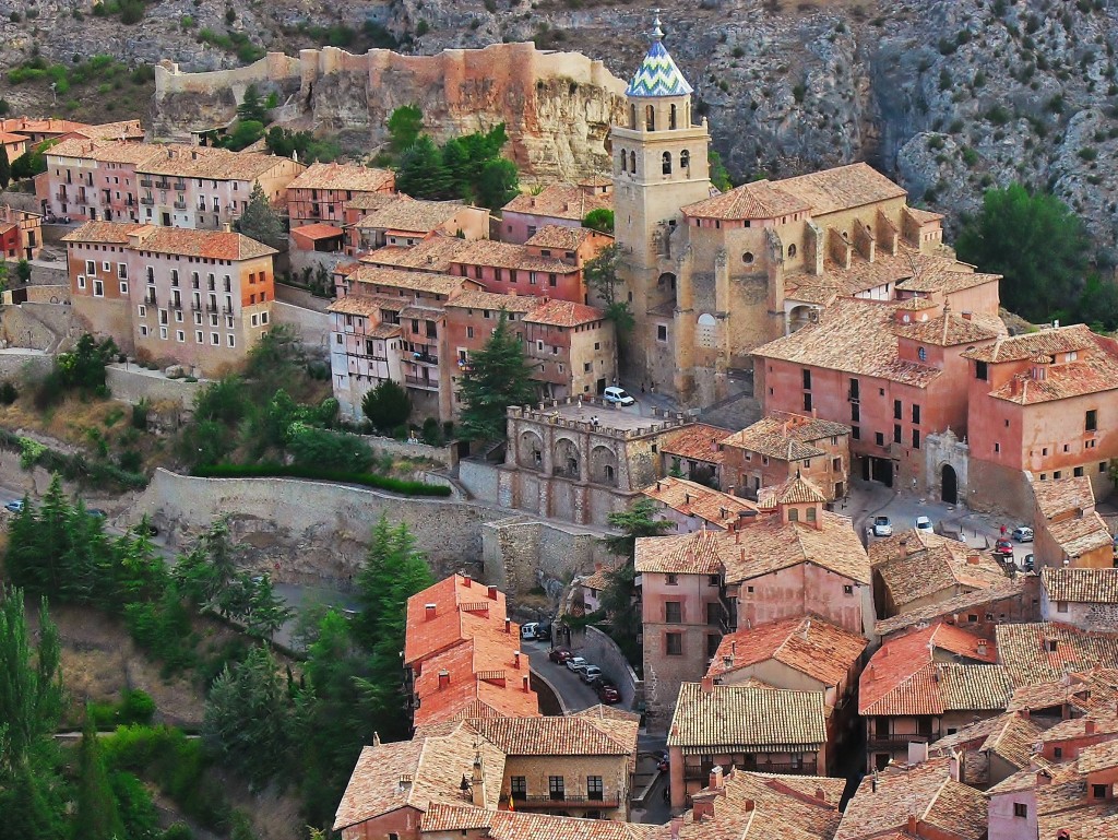 Albarracín nằm trên đỉnh một ngọn núi ở Río Guadalaviar, tỉnh Teruel, Tây Ban Nha. Du khách sẽ có cảm giác như đang du hành về quá khứ khi khám phá thị trấn này. Nơi đây có những ngôi nhà khung gỗ, tường thành cổ kính và những con đường như mê cung.