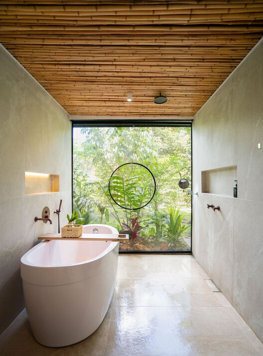 thiết kế phòng tắm với cây xanh