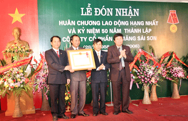 cty cổ phần xi măng sài sơn đón nhận huân chương lao động hạng nhất