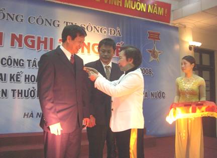 tcty sông đà đón nhận danh hiệu anh hùng lao động cho hai cá nhân