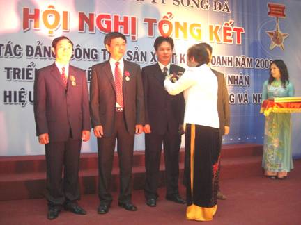 tcty sông đà đón nhận danh hiệu anh hùng lao động cho hai cá nhân