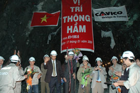 Thông hầm dẫn nước của thủy điện Sông Tranh 2