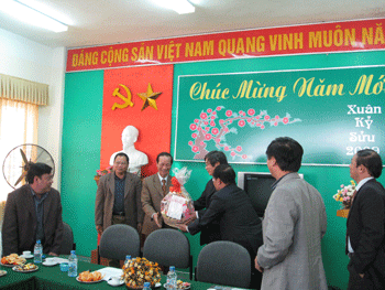 Thứ trưởng Trần Ngọc Chính chúc tết Xí nghiệp Môi trường đô thị số 3