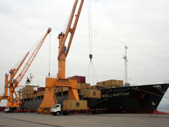 Tàu WELLINGTON xông đất cảng Cái Lân