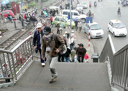 Người đi bộ sử dụng cầu vượt trên đường Giải Phóng. Ảnh: Vạn Xuân