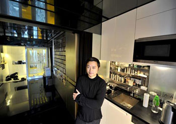 Chỉ cần dịch chuyển những giá sách, một căn bếp khá rộng được mở ra,
đủ chỗ tiếp đãi bạn bè