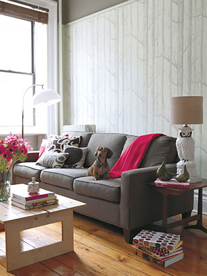 Kết hợp đèn bàn và đèn trang trí 2 trong 1, đồng thời kê sofa cách tường khoảng 20cm để tạo cảm giác không gian ít bị gò bó hơn