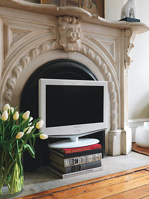 Một chiếc giá để TV cực kỳ sáng tạo trong trường hợp căn phòng quá chật chội khó kê được kệ TV - đó là những quyển sách khổ lớn.