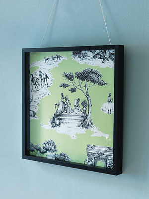 Trong phòng ngủ nhỏ, để giảm bớt sự nhàm chán của mảng tường trống, bạn có thể treo một bức tranh trang trí.