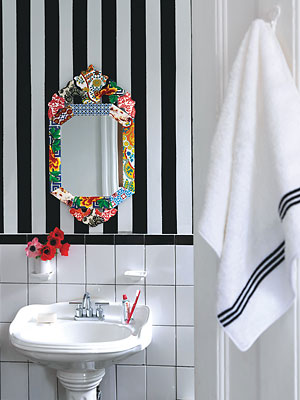 Lo lắng vì nhà vệ sinh quá nhỏ? Đừng lo, bạn có thể làm như trong mẫu gợi ý - sơn tường thành các đường kẻ sọc.