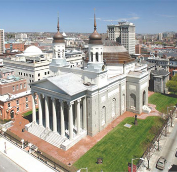 'Đền thờ quốc gia Đức Mẹ về trời' tọa lạc tại thành phố Baltimore, Mỹ. Xây dựng từ năm 1806, thánh đường Baltimore được thiết kế theo phong cách tân cổ điển, kết hợp giữa kiến trúc nhà thờ kiểu Mỹ thời xưa nhưng vẫn giữ những thiết kế truyền thống của các giáo đường lâu đời ở châu Âu.