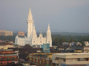 Thánh đường Đức Mẹ Dolours tọa lạc tại thành phố Thrissur miền nam Ấn Độ là một trong những nhà thờ cao lớn nhất châu Á. Thánh đường được xây dựng theo phong cách Indo-Gothic với ba tháp lớn, trong đó tòa tháp cao nhất lên đến 79 m.