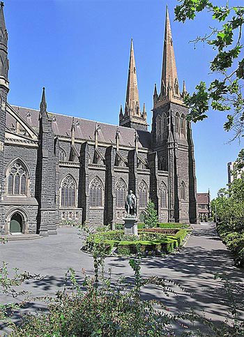 Nhà thờ St Patrick tại Melbourne, Australia, nổi danh thế giới là tòa nhà tiên phong xây dựng theo phong cách kiến trúc Gothic thời Phục hưng. Được khởi công xây dựng vào năm 1858 nhưng phải đến năm 1939, thánh đường cao nhất xứ sở kangaroo này mới được hoàn tất do trì hoãn nhiều lần về lý do tài chính.