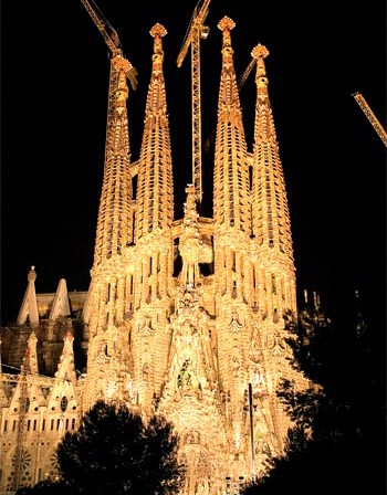Thánh đường thứ 11 chưa hoàn tất mang tên Sagrada Família. Đây là một đền thờ Cơ đốc giáo La Mã do tư nhân xây dựng tại thành phố Barcelona, Tây Ban Nha, vào năm 1882 và dự tính còn kéo dài ít nhất đến năm 2026 mới hoàn thành. Được xem là một tuyệt tác kiến trúc của kiến trúc sư trứ danh người Catalan, Antoni Gaudí, Sagrada Família đã trở thành một địa điểm thu hút khách du lịch hàng đầu của Barcelona trong nhiều năm qua.
