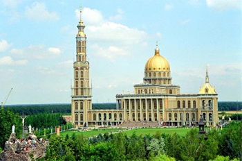 Thánh đường Đức Mẹ Licheń nằm trong khu làng Licheń Stary gần thành phố Konin, Phần Lan. Với gian giữa giáo đường cao 98 m, dài 120 m, rộng 77 m và một tòa tháp cao 141,5 m, đây là nhà thờ lớn nhất Phần Lan và cũng nằm trong số những nhà thờ lớn nhất thế giới.