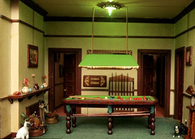 Những quả bóng bida trong phòng chơi game được làm bằng những hạt vòng cổ; cửa sổ bằng kính được làm thủ công từ những mảnh chai thủy tinh.