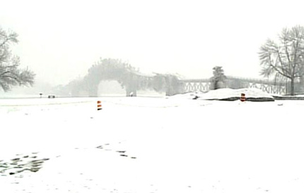 Cầu Lake Champlain Bridge bị đánh sập. Ảnh: Fox News.