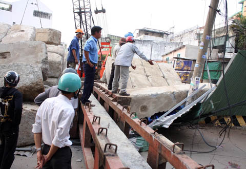 Máy ép cọc nặng hàng trăm tấn bị ngã. Ảnh: An Nhơn.