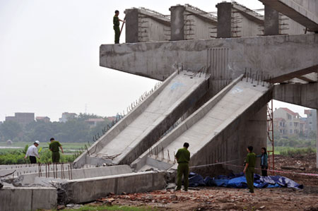 Công an vào cuộc điều tra nguyên nhân gây sập thanh dầm. Ảnh: Hoàng Hà