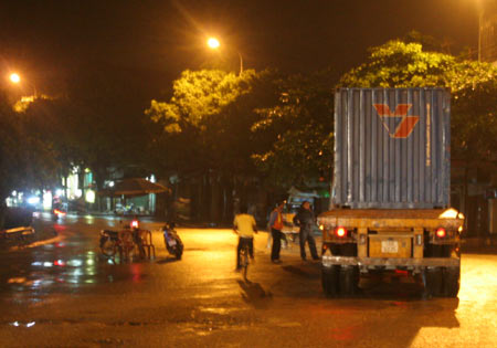 Sau vài phút đỗ dưới chân cầu