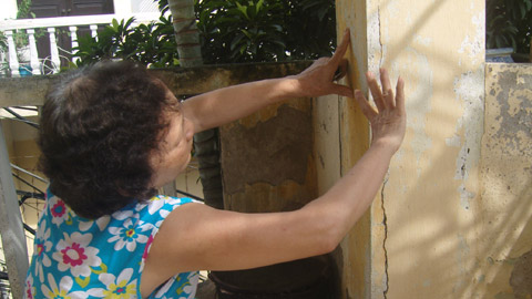 Tường nhà nứt, thậm chí trần nhà cũng nứt đang bị bong rộp khắp nơi. (Ảnh: VĐ)