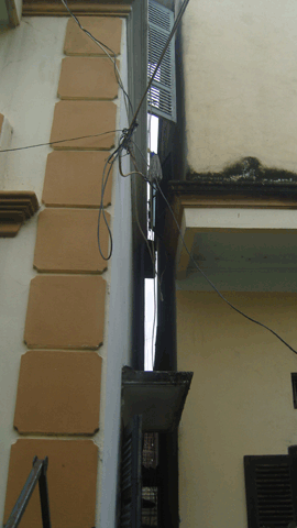 Thi công công trình đại học khiến nhà dân đang nghiêng tựa vào nhau. (Ảnh: VĐ)