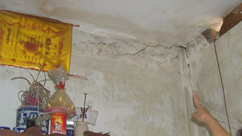 Tường nhà nứt, thậm chí trần nhà cũng nứt đang bị bong rộp khắp nơi. (Ảnh: VĐ)
