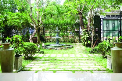 Phòng ngủ của chủ nhân với tông màu trắng tinh khiết, phần “baywindow” được bố trí thành nơi nằm đọc sách