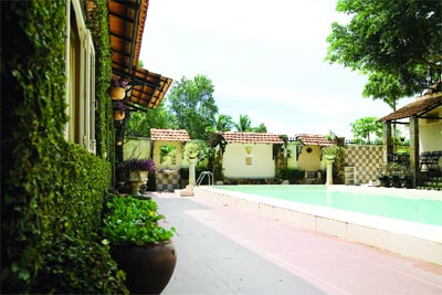 Hồ bơi nằm rất đẹp giữa kiến trúc cổ kim giao hòa của ngôi biệt thự