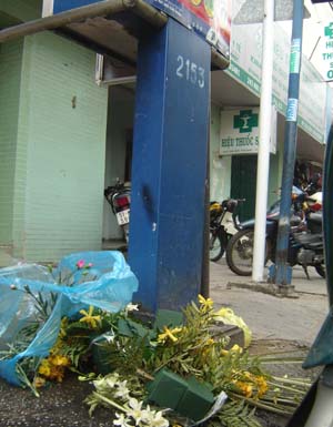 trụ điện thoại thẻ thành... thùng rác tạp phế lù
