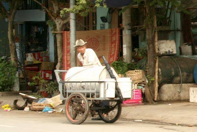 Nước sạch ngày Tết cháy hàng, người mua không kịp bán