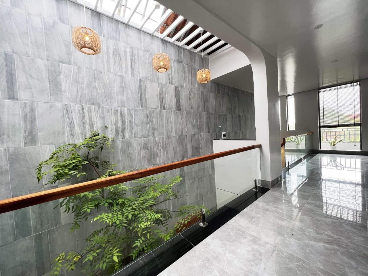 chọn đá ốp giếng trời đẹp sai cách