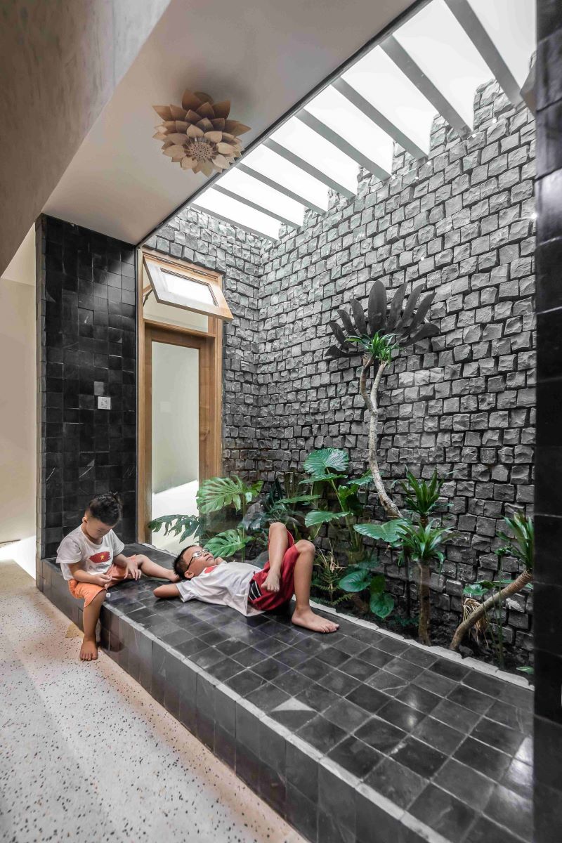 đá ốp giếng trời đẹp kiểu zen