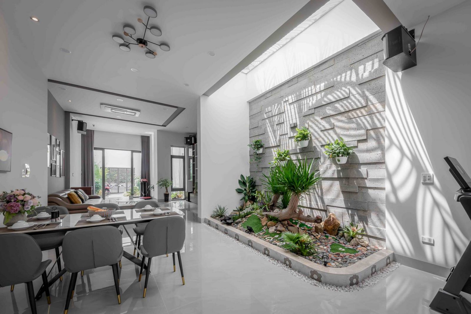 đá ốp giếng trời đẹp nhiệt đới
