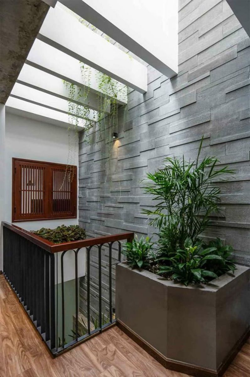 đá ốp giếng trời đẹp kiểu nhiệt đới