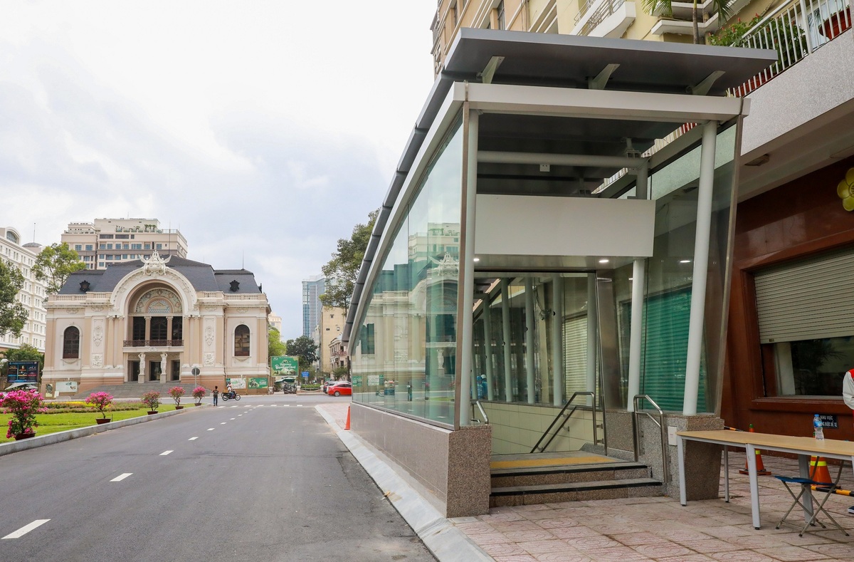 lối vào ga Metro Nhà hát Thành phố