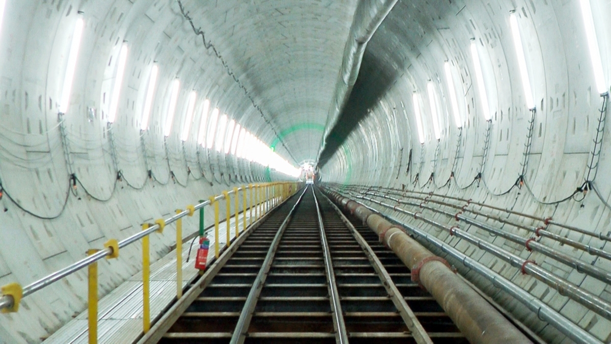 đường hầm tàu chạy ở ga Metro Nhà hát Thành phố