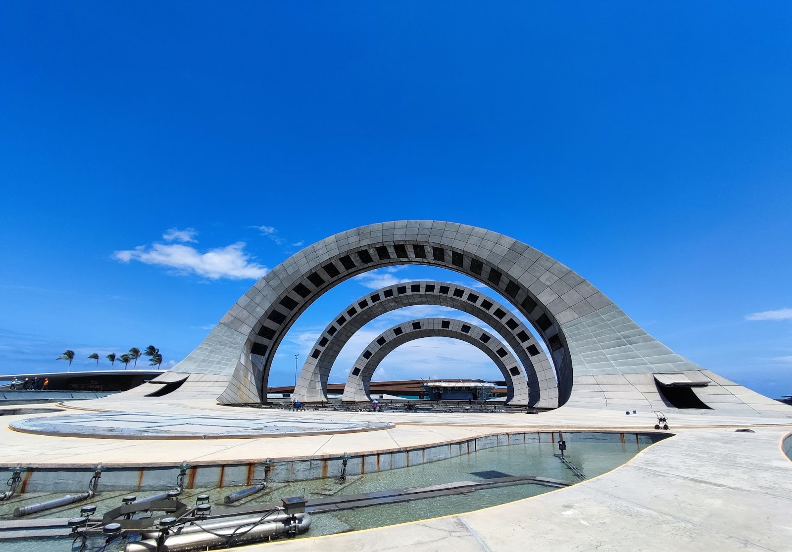 vách bay thủy lực  tại Sun Signature Show