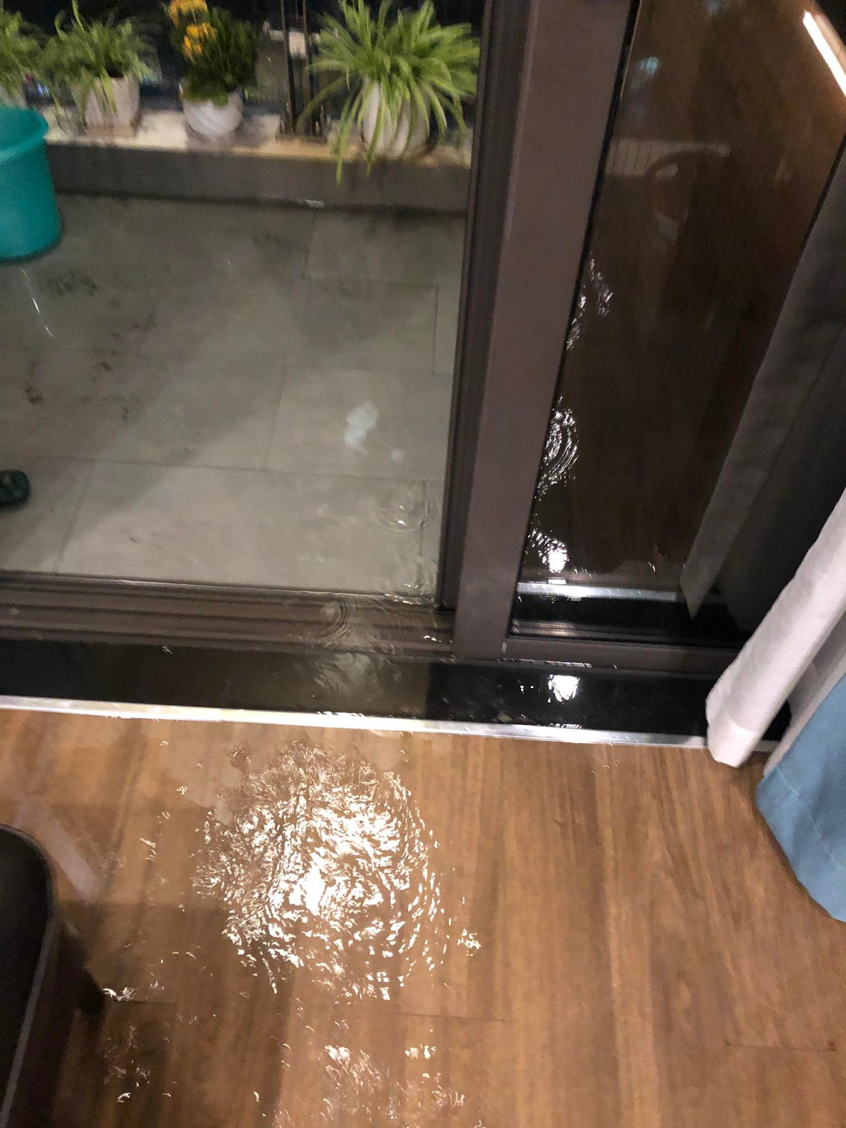 nước tràn vào ban công