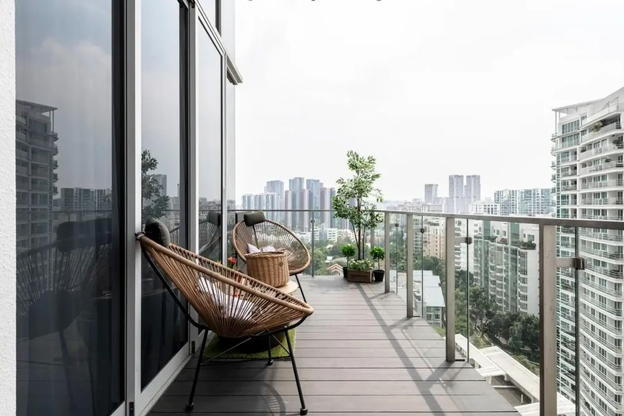 Cách phòng tránh nước tràn vào ban công với gờ chắn cửa