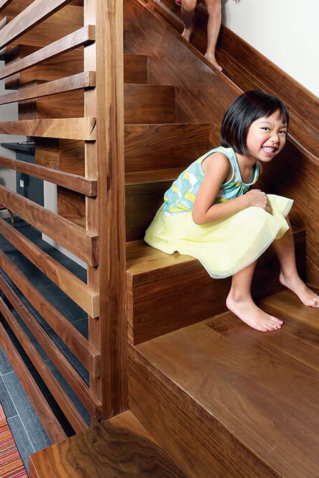 cầu thang gỗ bạc màu vì bị nắng chiếu
