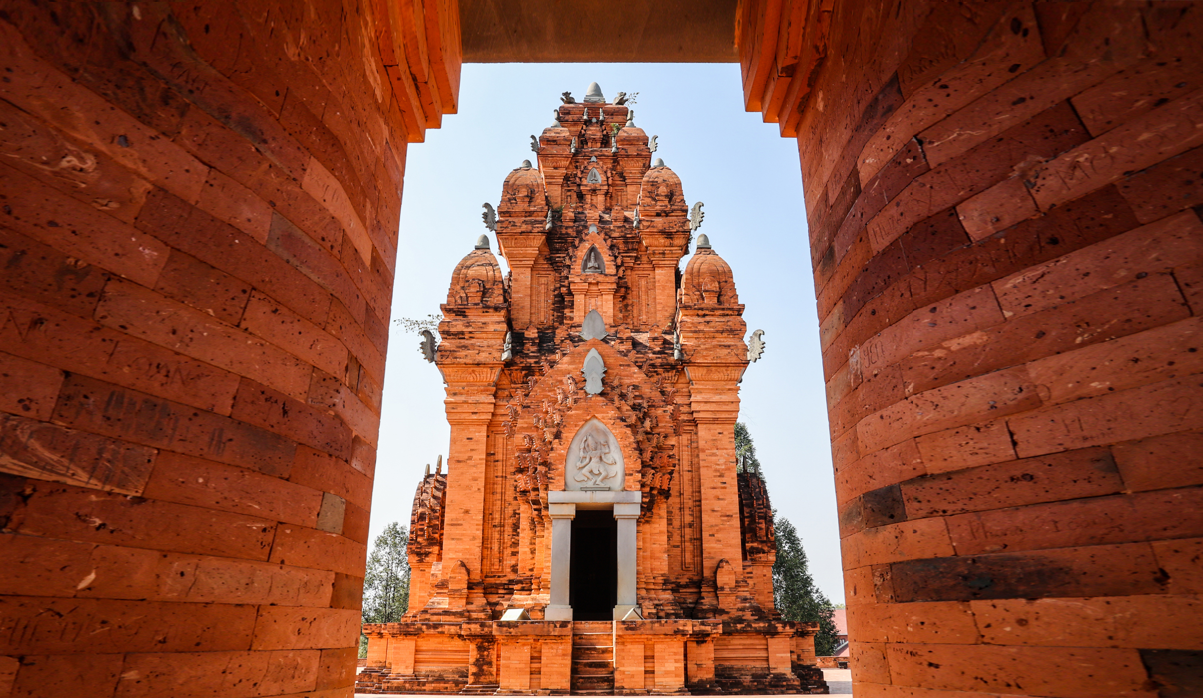 quần thể Tháp Bánh Ít