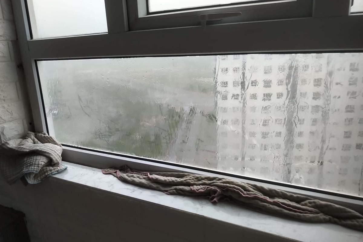 nước tràn qua cửa sổ căn hộ