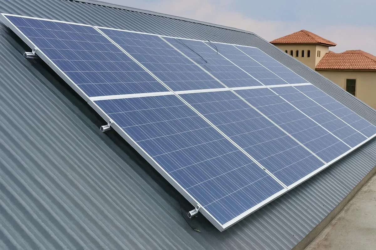 cách lắp pin năng lượng mặt trời trên mái tôn